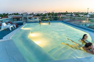 Una piscina al aire libre