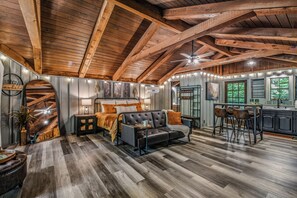 1 bedroom, individually decorated, individually furnished, bed sheets - Light'n Bug Bungalow (Townsend)