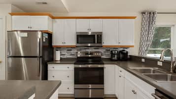 Een koelkast, een magnetron, een oven, een kookplaat