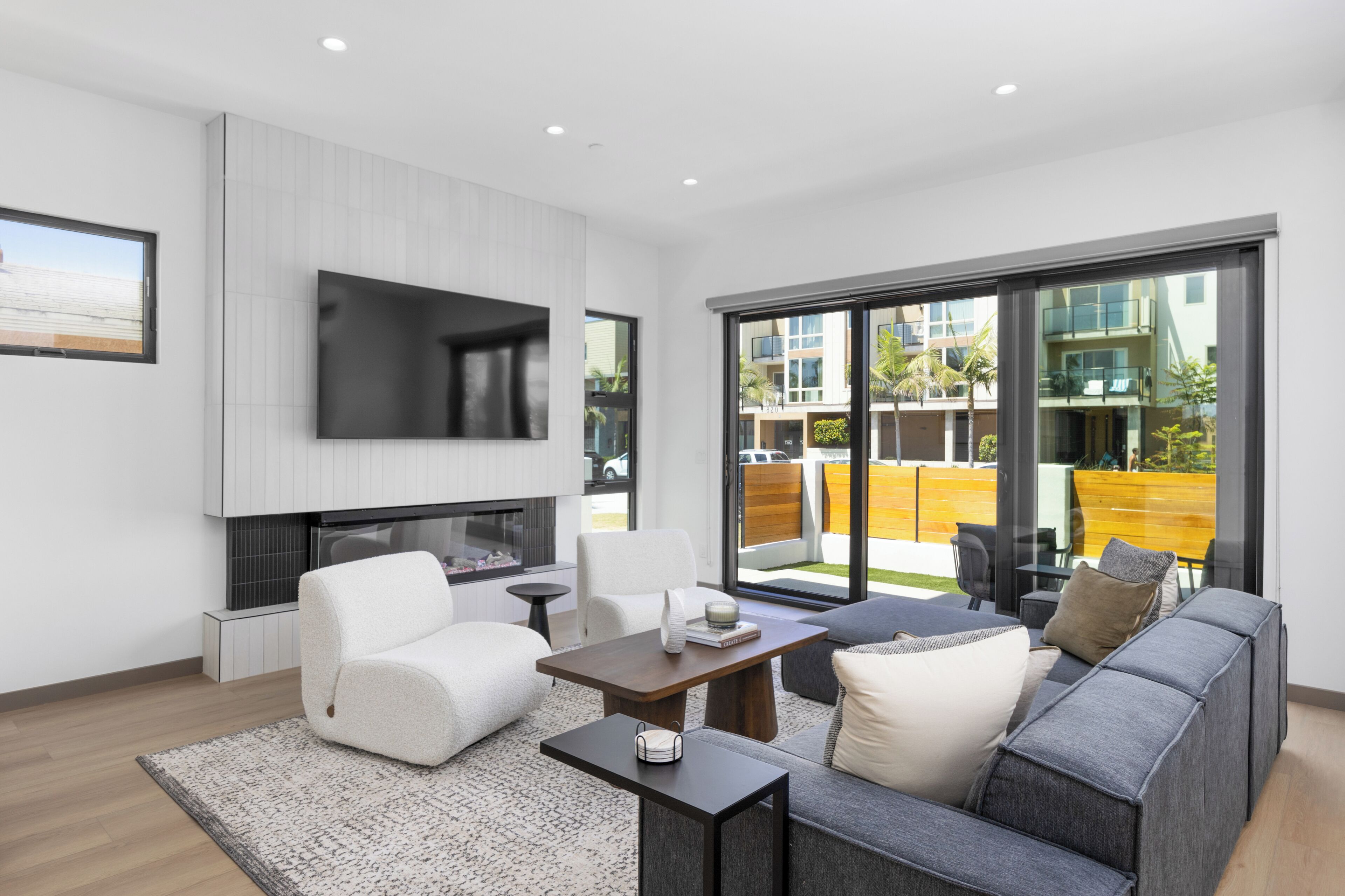 Smart TV, fireplace
