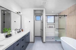 Douche, sĂšche-cheveux, serviettes fournies, papier toilette