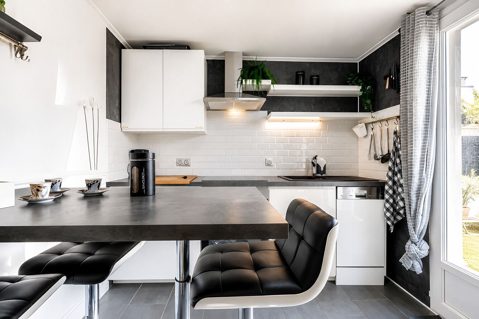 Køleskab, mikrobølgeovn, ovn, kogeplade