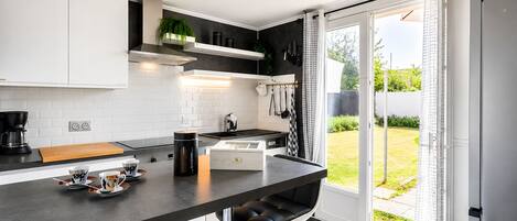 Refrigerador, microondas, horno, placa de cocina