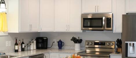 Een koelkast, een microgolfoven, een oven, een kookplaat