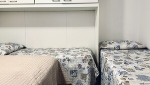 A bedroom with two single beds, a white wardrobe, and a patterned bedspread. - RM10 - Senigallia, two-room apartment facing the sea (Senigallia)