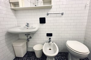 Douche, bidet, serviettes fournies