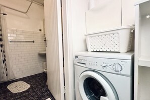 Shower, bidet, towels - RM10 - Senigallia, two-room apartment facing the sea (Senigallia)