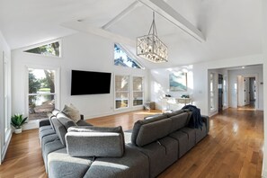 Smart TV - Great FAMILY home in Wild Dunes, Pond View, Modern, Minutes to Beach, Rent the Golf Cart! (Isle Of Palms)