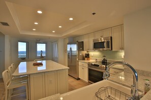 冷蔵庫、電子レンジ、オーブン、コンロ