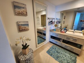 Een haardroger, handdoeken, zeep, toiletpapier