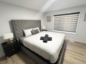 5 habitaciones, escritorio y tabla de planchar con plancha 