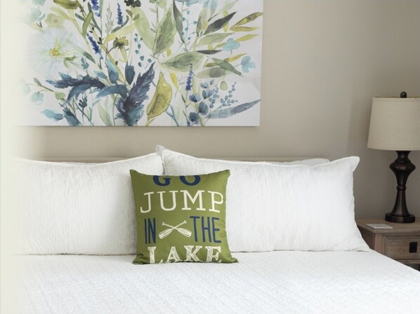 3 bedrooms, desk, iron/ironing board, travel cot - 🆕! Harborside Getaway - Waterfront Lake Norman Vacation Condo (Cornelius)