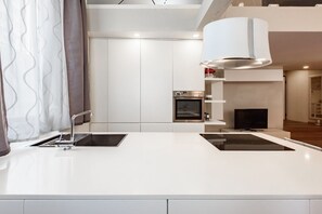 Réfrigérateur, micro-ondes, four, plaque de cuisson