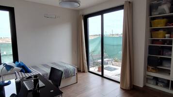 1 habitación, escritorio, tabla de planchar con plancha y wifi gratis