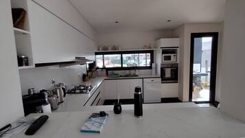 Refrigerador, placa de cocina, cafetera/tetera