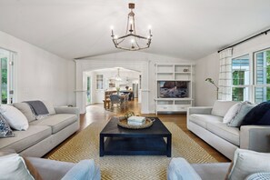 Smart TV, fireplace, ping pong, books