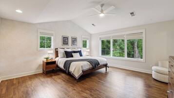 6 bedrooms, desk, iron/ironing board, travel crib