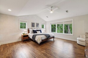 6 bedrooms, desk, iron/ironing board, travel cot