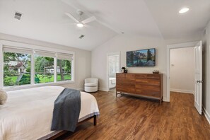 6 bedrooms, desk, iron/ironing board, travel cot