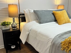 4 bedrooms, desk, WiFi, bed sheets - Bright Spacious Renovated Home. Master on Main Floor.  (Winder)