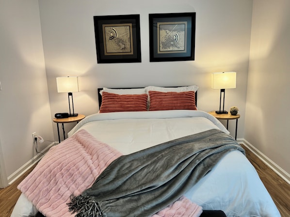 4 bedrooms, desk, WiFi, bed sheets