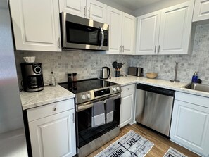 Mikrobølgeovn, ovn, kokeplater og oppvaskmaskin