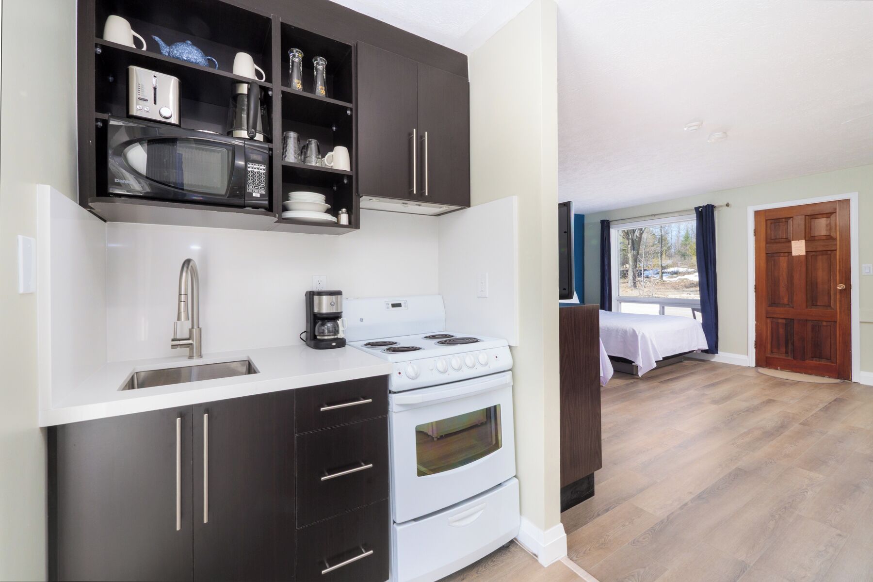 Family Double Room with Kitchenette, Beach View | 専用簡易キッチン | コーヒー / ティーメーカー、電気ポット