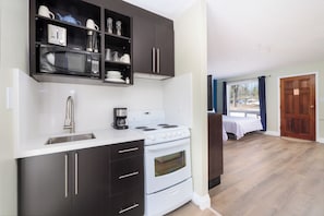 Family Double Room with Kitchenette, Beach View | Private kitchenette