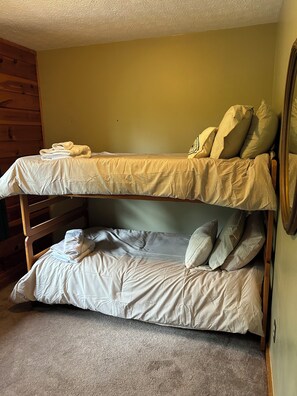 4 bedrooms, desk, iron/ironing board, free WiFi