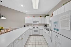 Fridge, microwave, oven, stovetop - MN 4811-304 | Stay in Golf Paradise Book for Golf Season (Myrtle Beach)