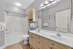 Douche, sèche-cheveux, serviettes fournies