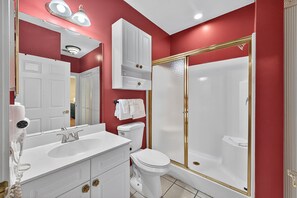 Shower, hair dryer, towels - Poolside Bliss | Golf Course Views | Ultimate Getaway | Magnolia North 4851-104 (Myrtle Beach)
