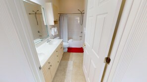 Shower, hair dryer, towels - Spring Lakefront Rentals at Magnolia Pointe | Magnolia Pointe Luster Leaf 4869-301 (Myrtle Beach)