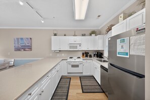 ثلاجة، ميكروويف، فرن، موقد طهي مسطح