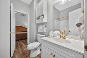 Shower, hair dryer, towels - Magnolia Place 4709-301 | Coastal feel | peaceful spot | walk to golf (Myrtle Beach)