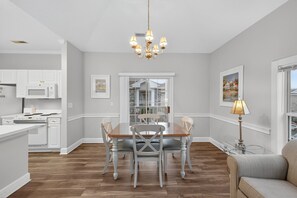 Dining - Magnolia Place 4709-301 | Coastal feel | peaceful spot | walk to golf (Myrtle Beach)