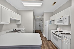 Frigorifero, microonde, forno, piano cottura
