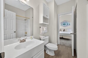 Douche, sèche-cheveux, serviettes fournies