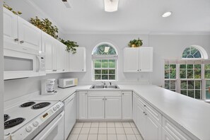 Fridge, microwave, oven, stovetop - Golf Views | winter Bliss | Lush Garden Escape | Magnolia Place 4827-201 (Myrtle Beach)