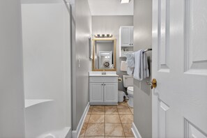 Regadera, secadora de cabello, toallas 