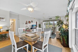 Dining - Magnolia Place 4669-104 | Coastal calm awaits at your Myrtlewood Villa retreat (Myrtle Beach)