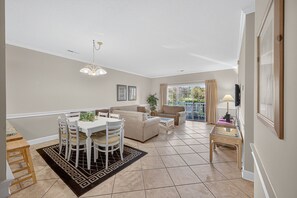 TV - Discover Myrtlewood Villa: beachside peace and comfort | Magnolia Place 4673-103 (Myrtle Beach)