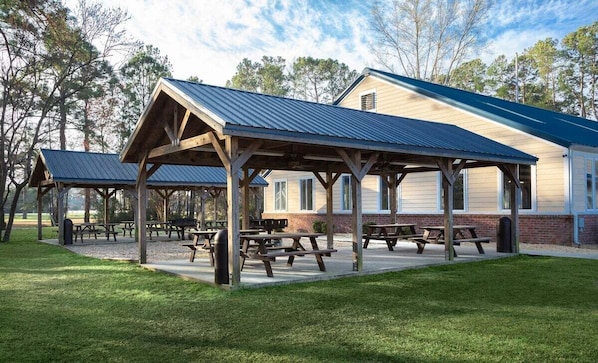 Outdoor dining - Discover Myrtlewood Villa: beachside peace and comfort | Magnolia Place 4673-103 (Myrtle Beach)