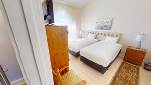 2 室のベッドルーム、アイロン / アイロン台、WiFi (無料)、ベッドシーツ