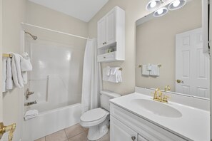 Shower, hair dryer, towels - Myrtlewood Villa: a breezy escape near Myrtle Beach | Magnolia Place 4687-304 (Myrtle Beach)