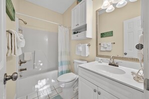 Shower, hair dryer, towels - Golf nearby | beach escape | comfy Myrtle stay | Magnolia Place 4695-104 (Myrtle Beach)