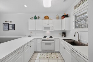 Fridge, microwave, oven, stovetop - Morning sun | golf fun | ocean breeze retreat | Magnolia Place 4701-103 (Myrtle Beach)