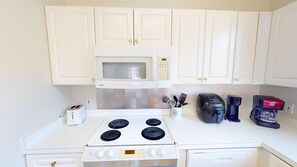 Fridge, microwave, oven, stovetop - Beachside joy | golf close | cozy condo charm | Magnolia Place 4717-302 (Myrtle Beach)