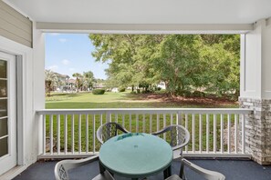 Outdoor dining - Golf days | soft beds | blocks from shoreline | Magnolia Place 4757-103 (Myrtle Beach)