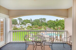 Outdoor dining - Golf Villa Haven | Pool View | Blocks to Beach Fun | Magnolia Place 4765-303 (Myrtle Beach)